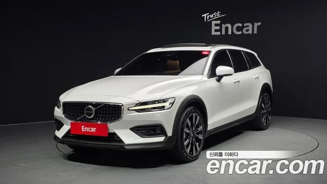 Volvo V60 Cross Country — фото 1