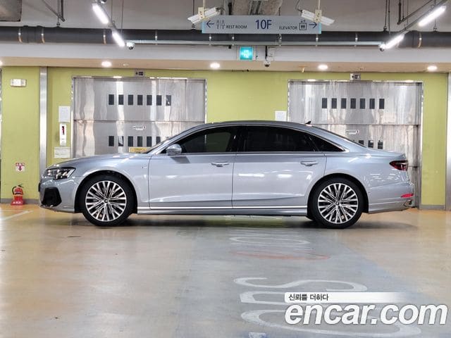 Audi A8 — фото 1