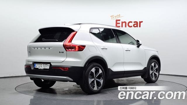 Volvo XC40 — фото 1