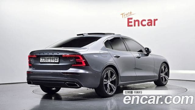 Volvo S60 — фото 1