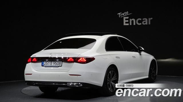 Mercedes-Benz E-Class — фото 1