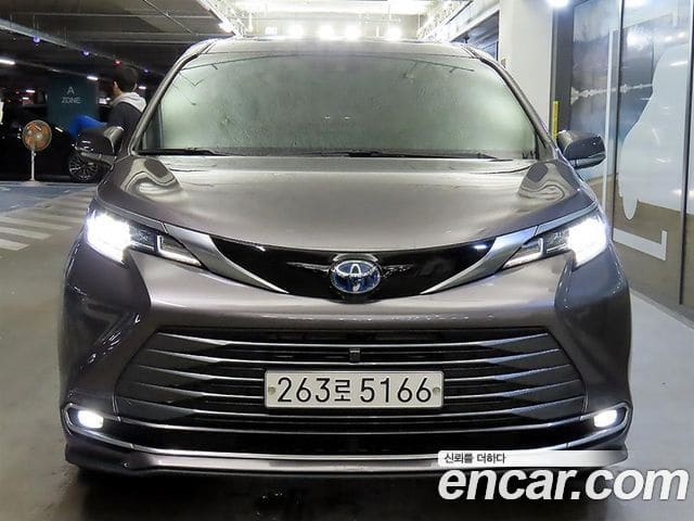 Toyota Sienna — фото 1