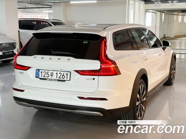 Volvo V60 Cross Country — фото 1