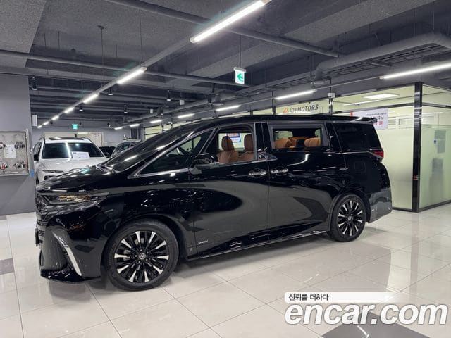 Toyota Alphard — фото 1