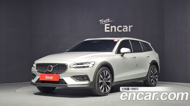 Volvo V60 Cross Country — фото 1