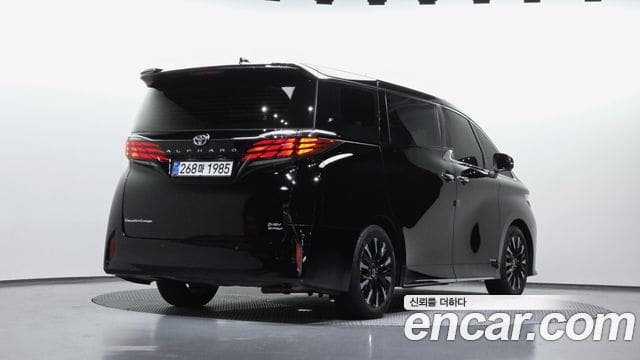 Toyota Alphard — фото 1