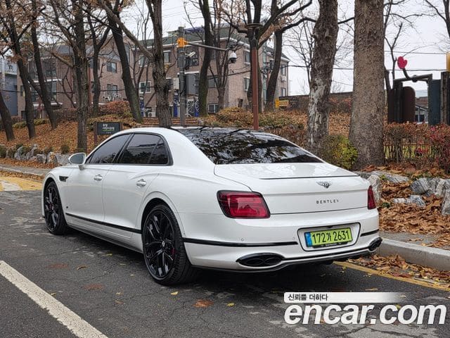 Bentley Flying Spur — фото 1