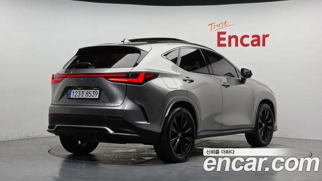Lexus NX450h+ — фото 1