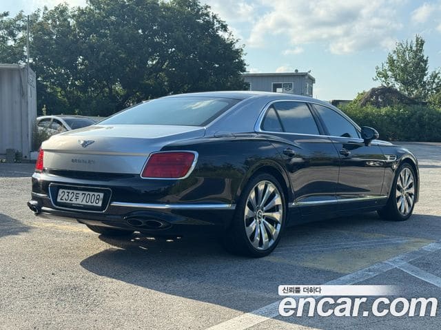 Bentley Flying Spur — фото 1