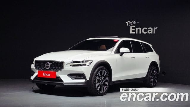 Volvo V60 Cross Country — фото 1