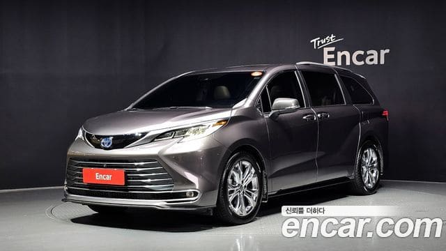 Toyota Sienna — фото 1