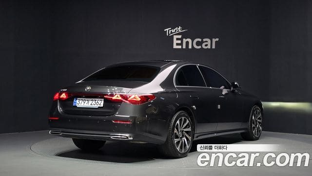 Mercedes-Benz E-Class — фото 1