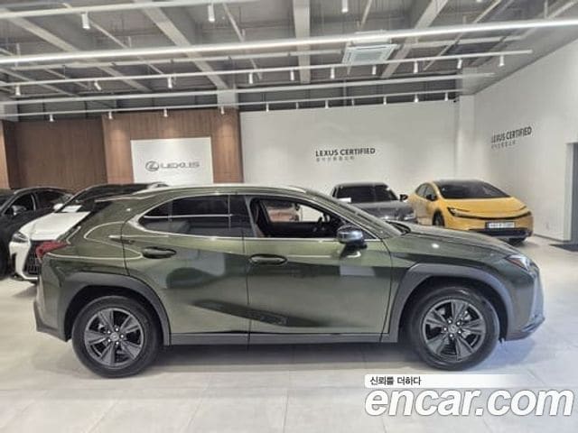 Lexus UX300h — фото 1