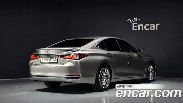 Lexus ES300h — фото 1