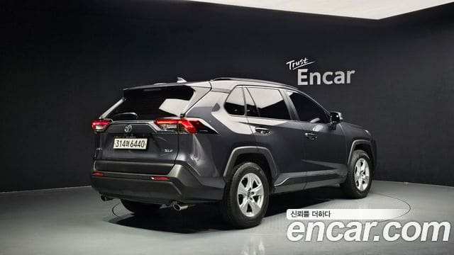 Toyota RAV4 — фото 1