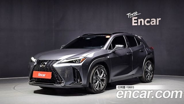 Lexus UX300h — фото 1