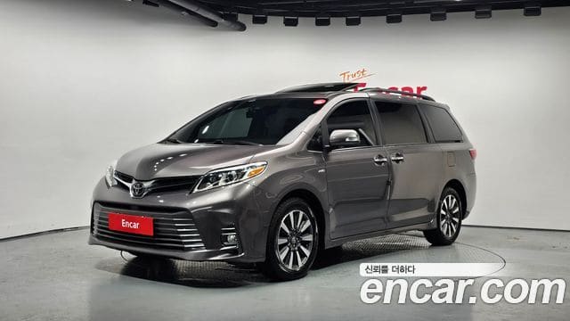 Toyota Sienna — фото 1