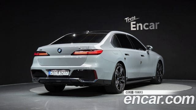 BMW 7 Series — фото 1