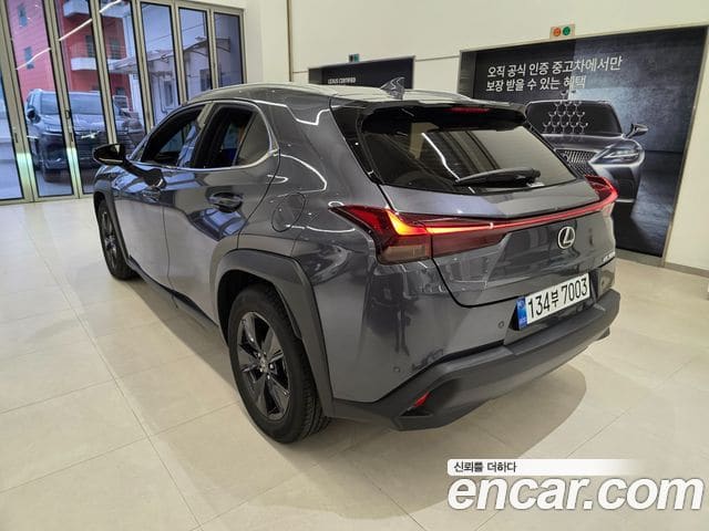 Lexus UX300h — фото 1