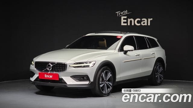 Volvo V60 Cross Country — фото 1