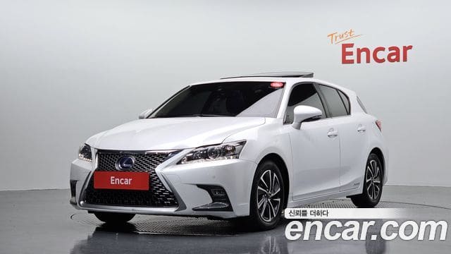 Lexus CT200h — фото 1