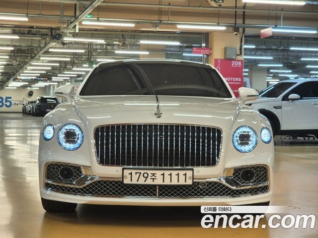 Bentley Flying Spur — фото 1