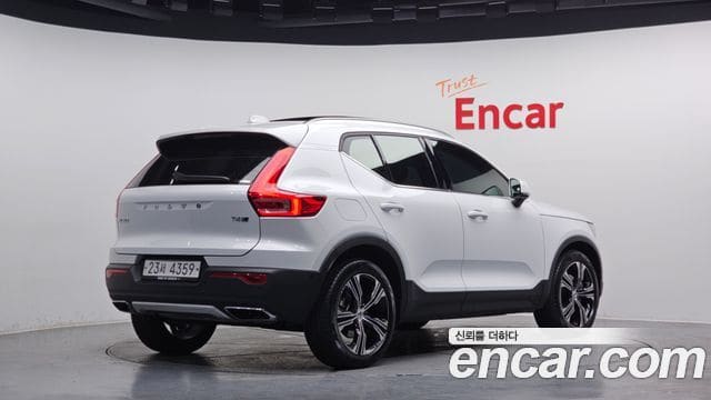 Volvo XC40 — фото 1
