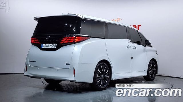 Toyota Alphard — фото 1