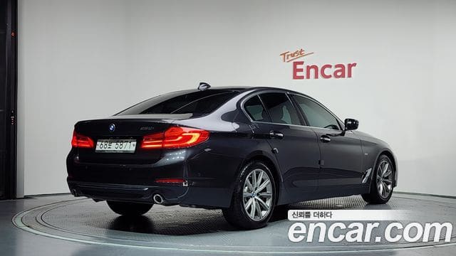BMW 5 Series — фото 1