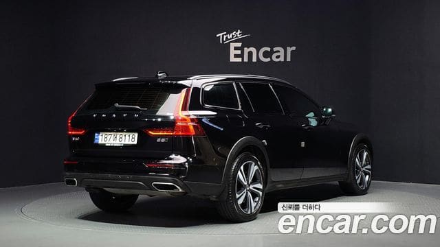 Volvo V60 Cross Country — фото 1
