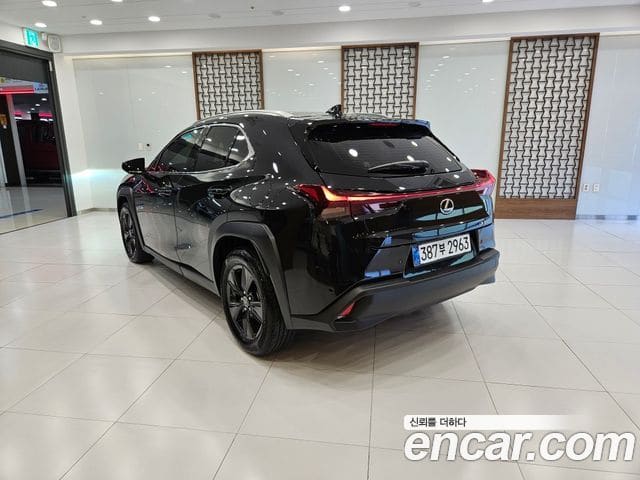 Lexus UX300h — фото 1