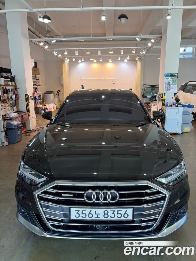 Audi A8 — фото 1