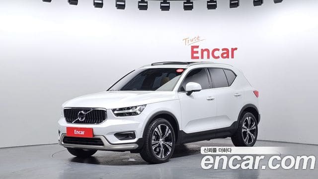 Volvo XC40 — фото 1