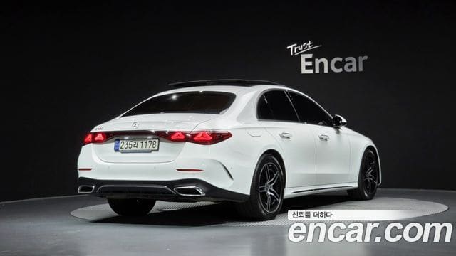 Mercedes-Benz E-Class — фото 1