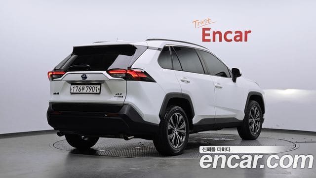 Toyota RAV4 — фото 1