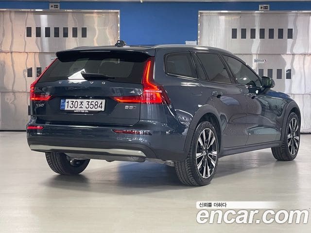Volvo V60 Cross Country — фото 1