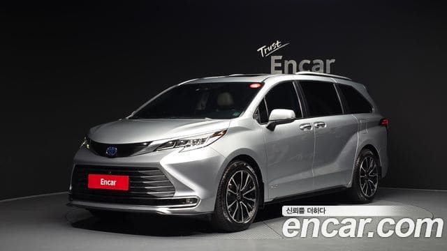 Toyota Sienna — фото 1