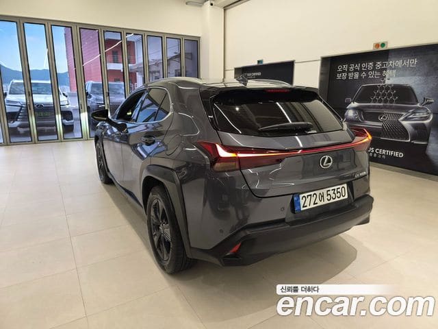 Lexus UX300h — фото 1