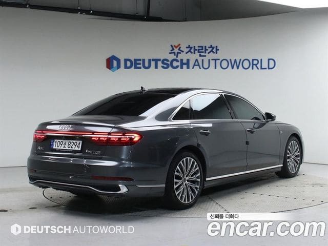 Audi A8 — фото 1