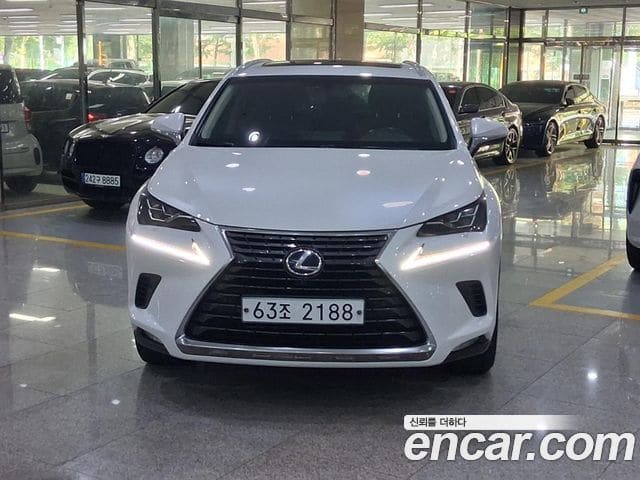 Lexus NX300h — фото 1