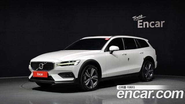 Volvo V60 Cross Country — фото 1