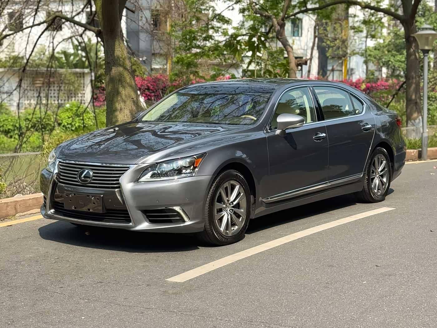 Lexus LS