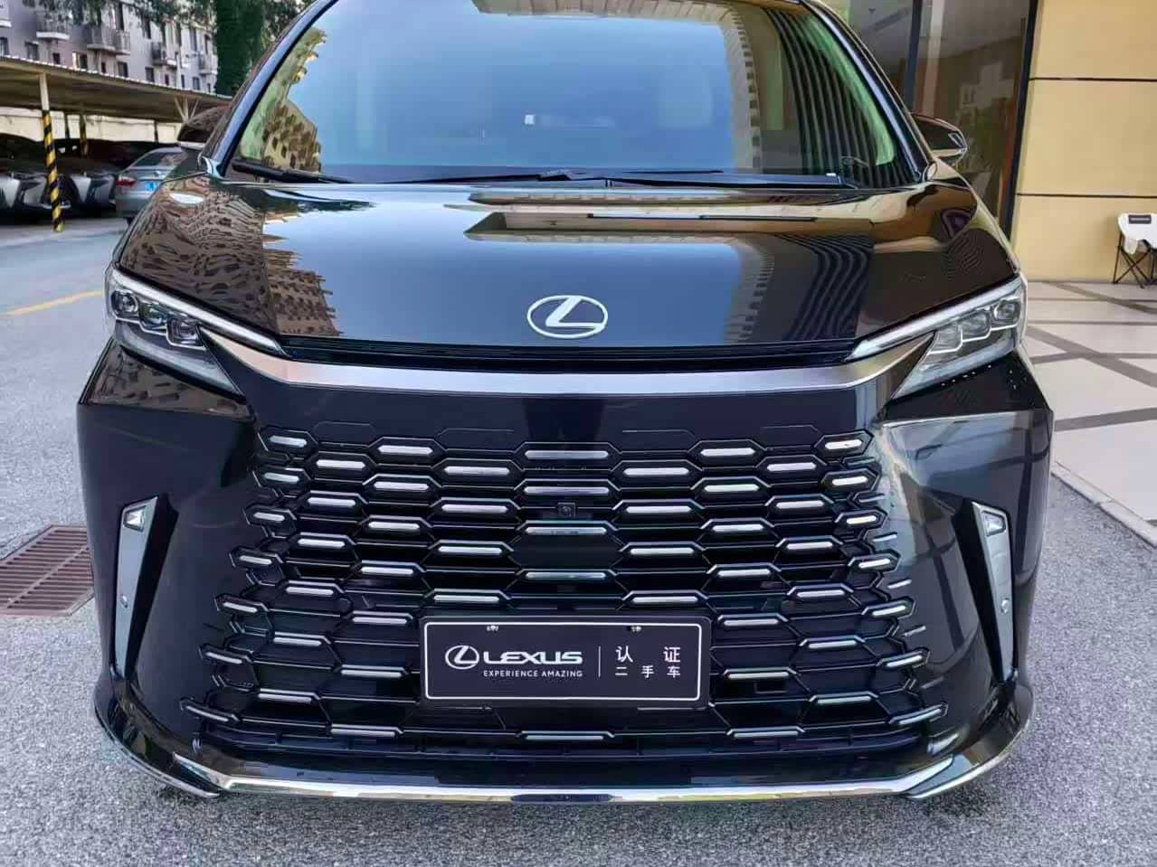 Lexus LM