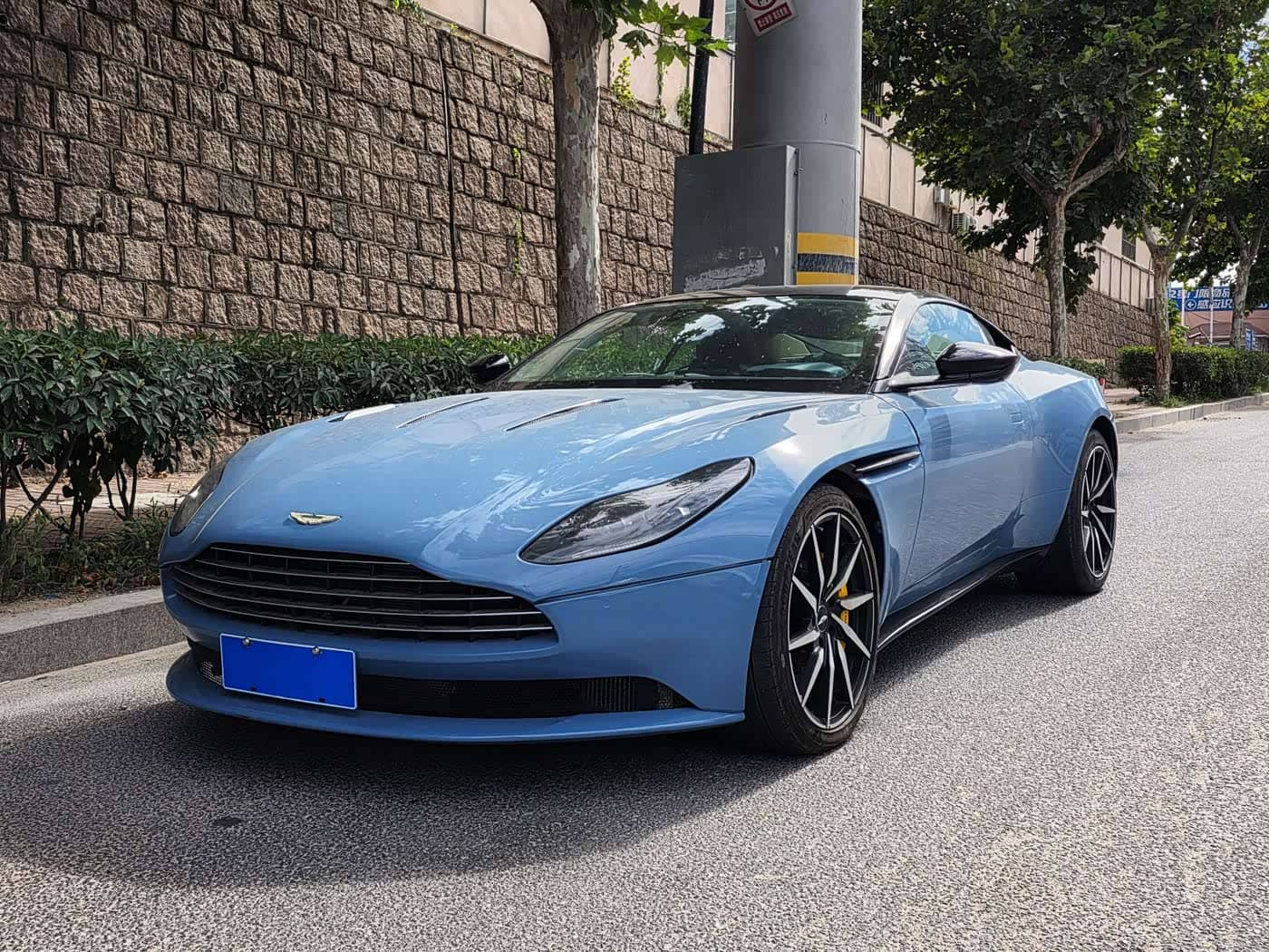 Aston Martin DB11
