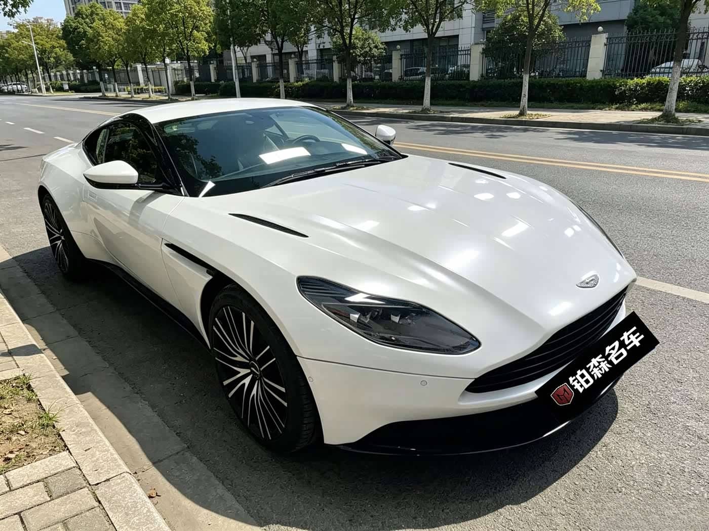 Aston Martin DB11