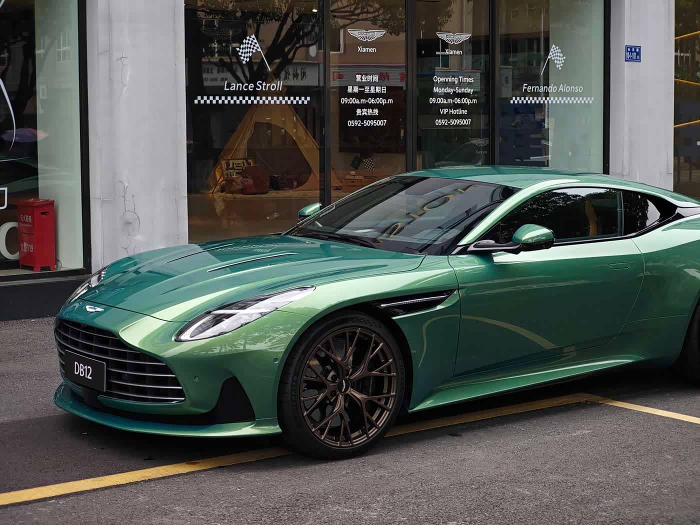Aston Martin DB12