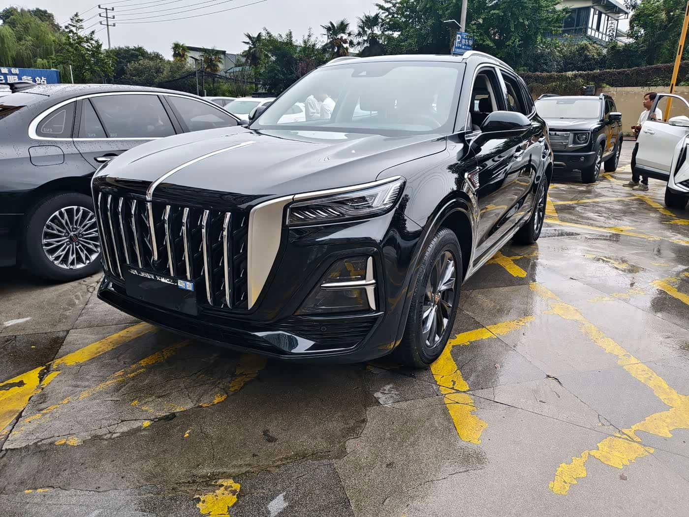 Hongqi HS5