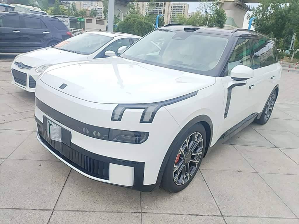 Lynk & Co 900