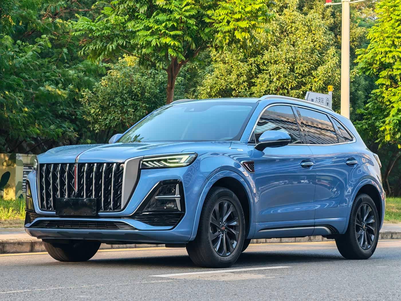 Hongqi HS5