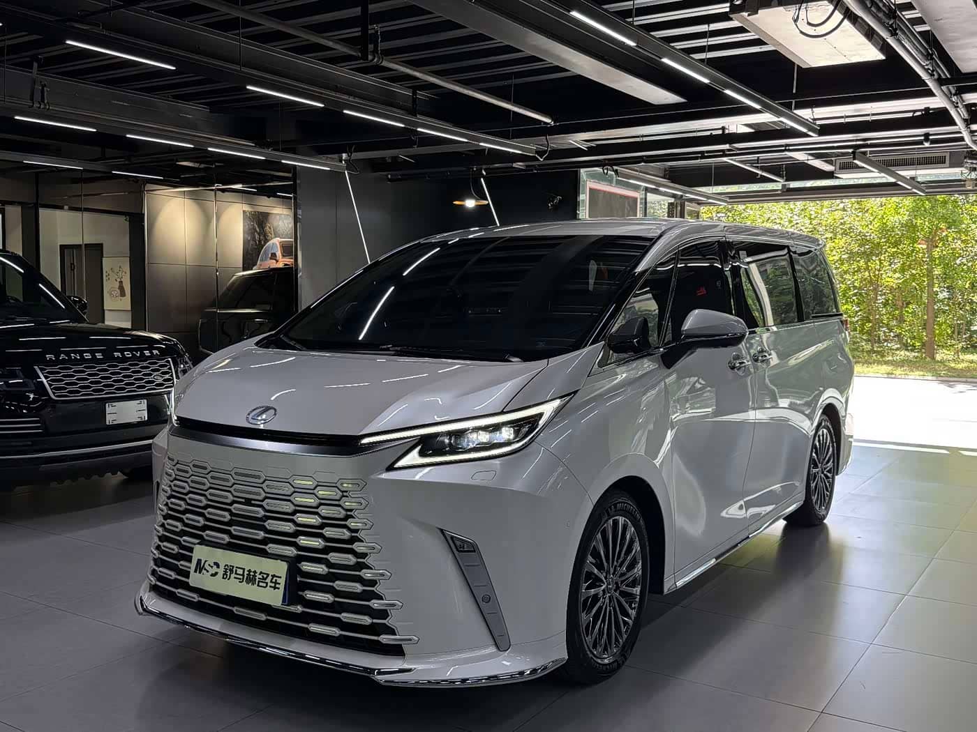 Lexus LM